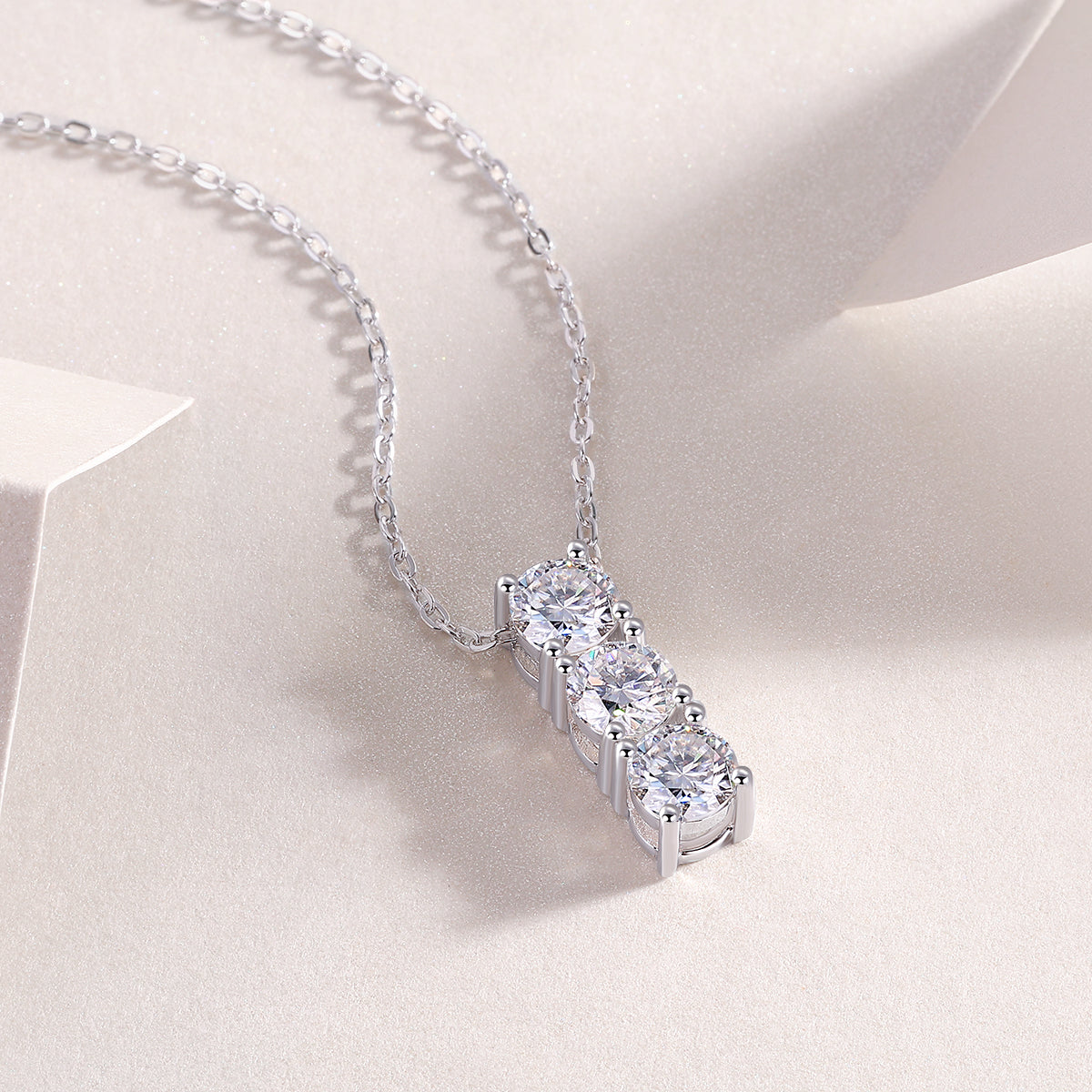 Round - A Fashionable And Luxurious Diamond Jewelry Pendant With 0.5-carat Moissan Diamonds