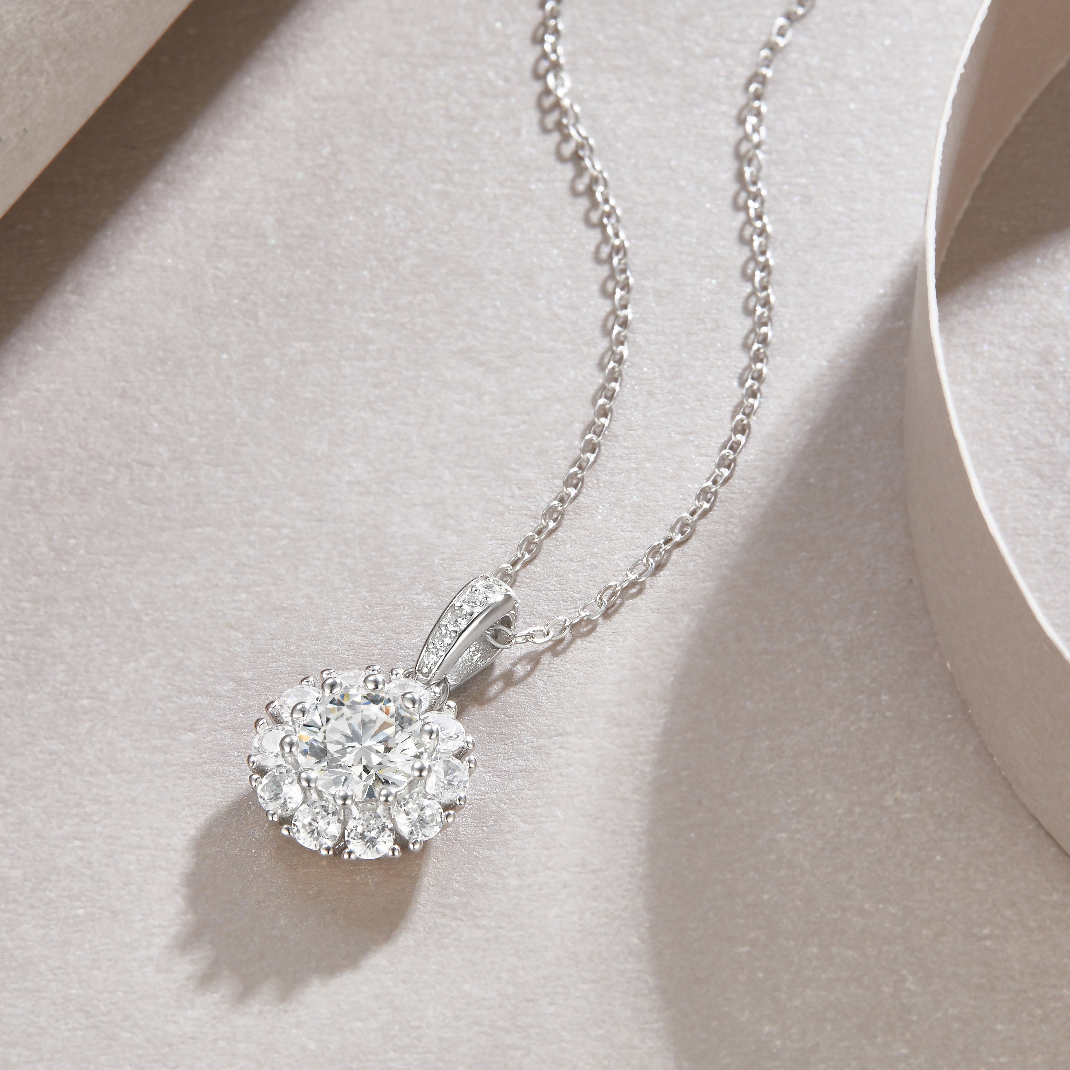 Blossom - A Fashionable And Luxurious Diamond Jewelry Pendant Set With 1-carat Moissan Diamond
