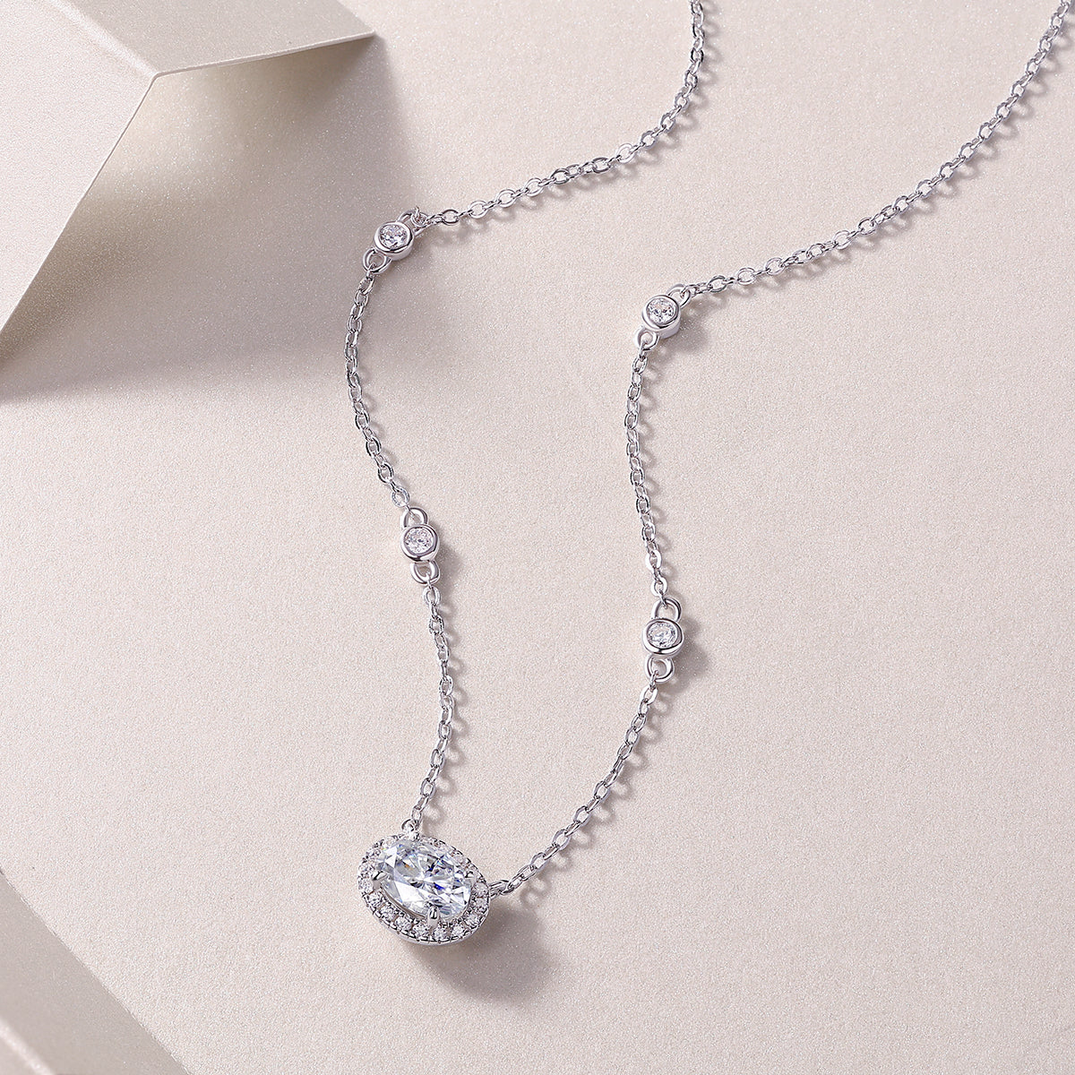 White Summer Night - A Fashionable And Luxurious Diamond Jewelry Pendant Set