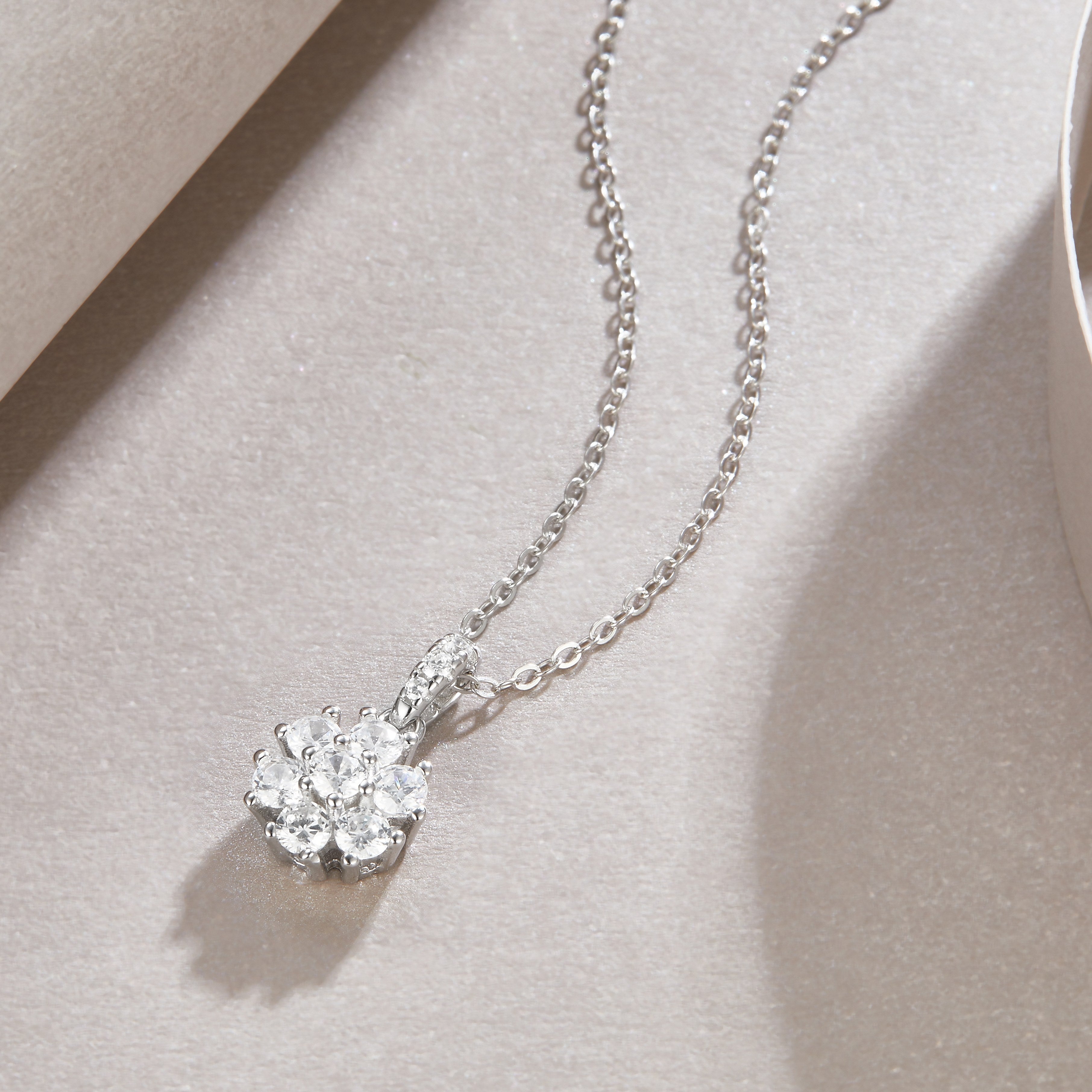 Snowflake Dance - A Fashionable And Luxurious Diamond Jewelry Pendant Set