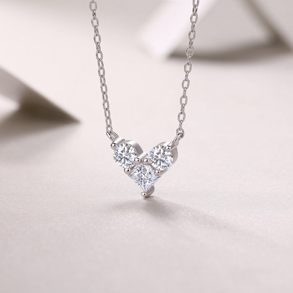 Love In The Present - A Fashionable And Luxurious Diamond Jewelry Pendant Set