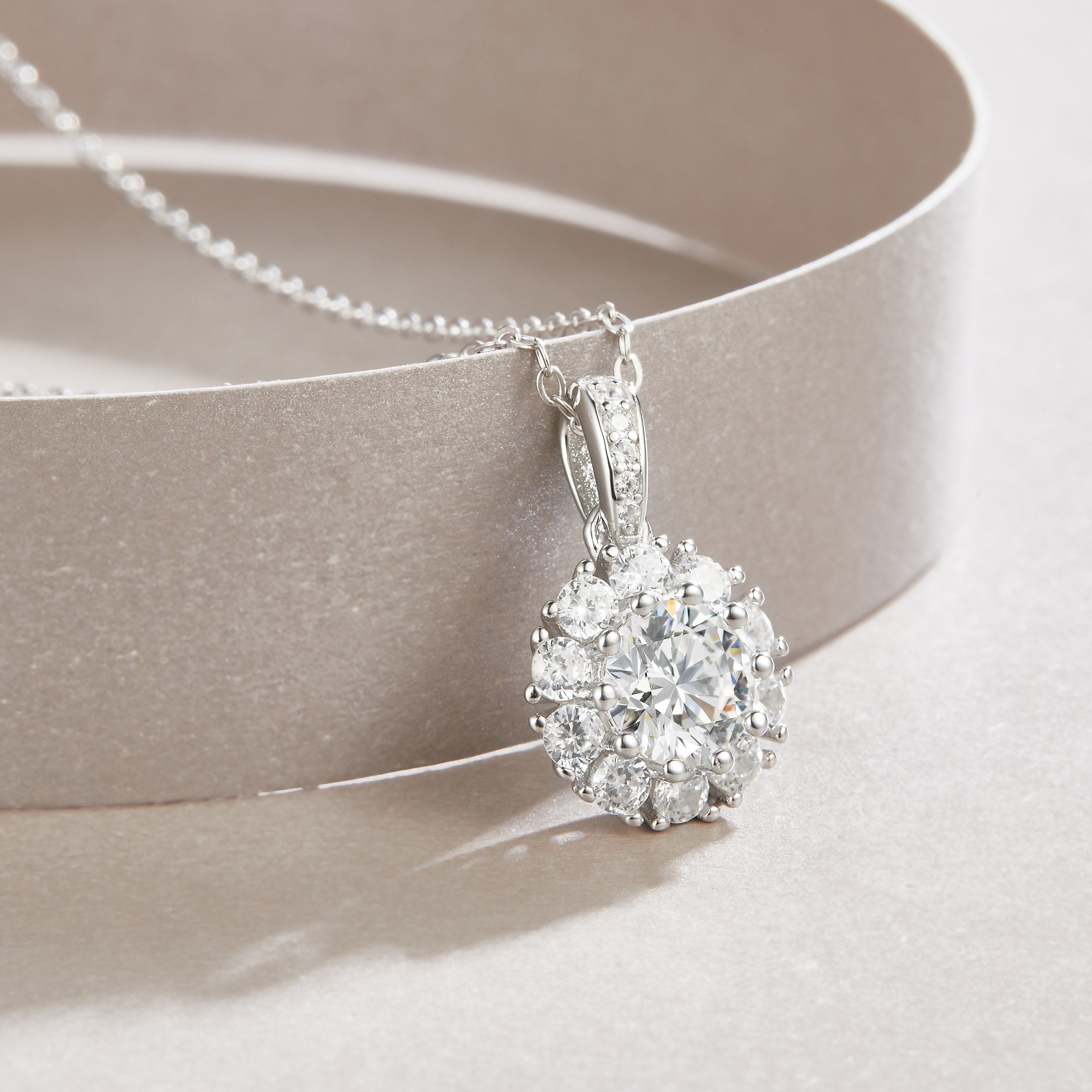 Blossom - A Fashionable And Luxurious Diamond Jewelry Pendant Set With 1-carat Moissan Diamond