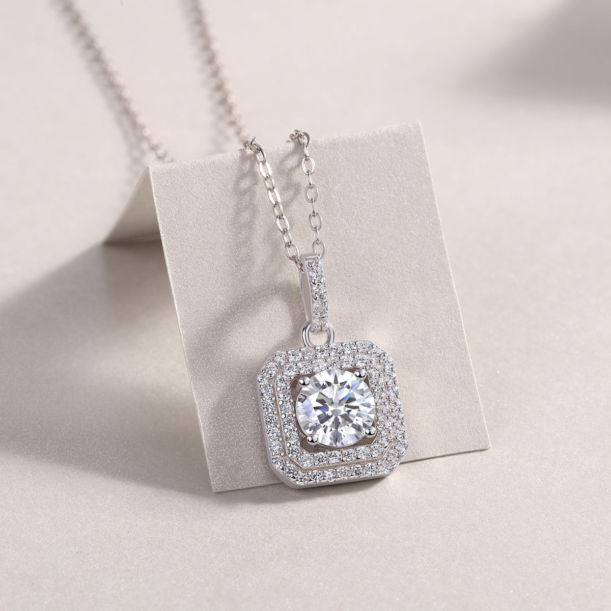 Sugar Diamond - A Fashionable And Luxurious Diamond Jewelry With 1-carat Moissanite Pendant