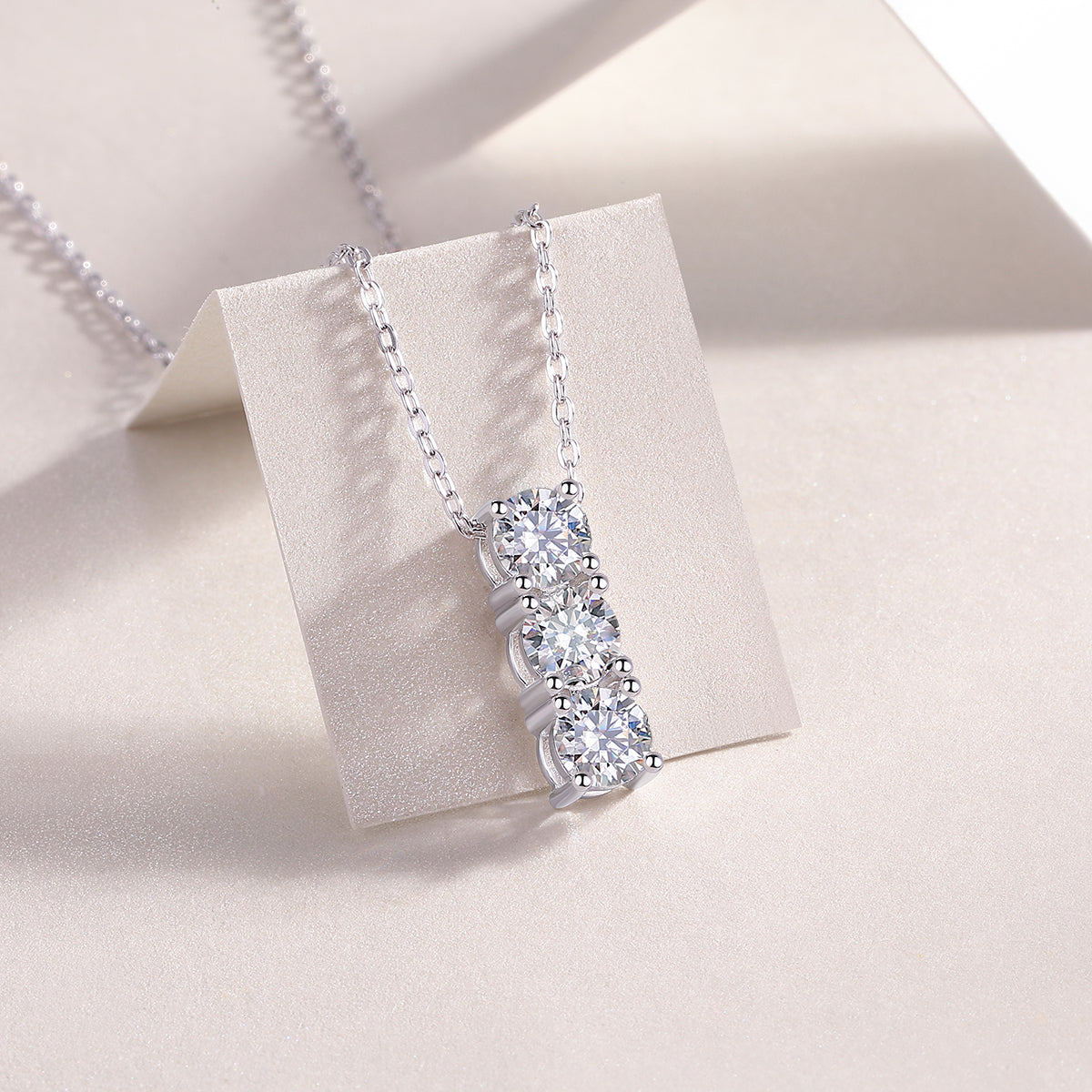 Round - A Fashionable And Luxurious Diamond Jewelry Pendant With 0.5-carat Moissan Diamonds