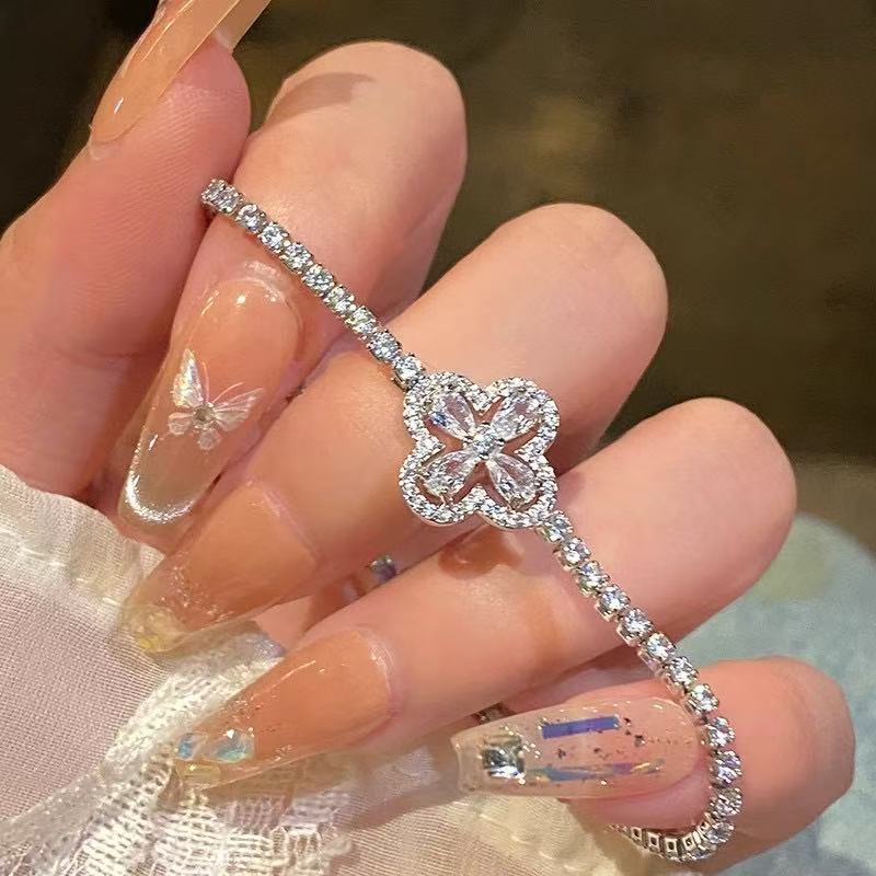 Full-Crystal Four-Leaf Clover Bracelet | Light Luxury | Gold & Silver