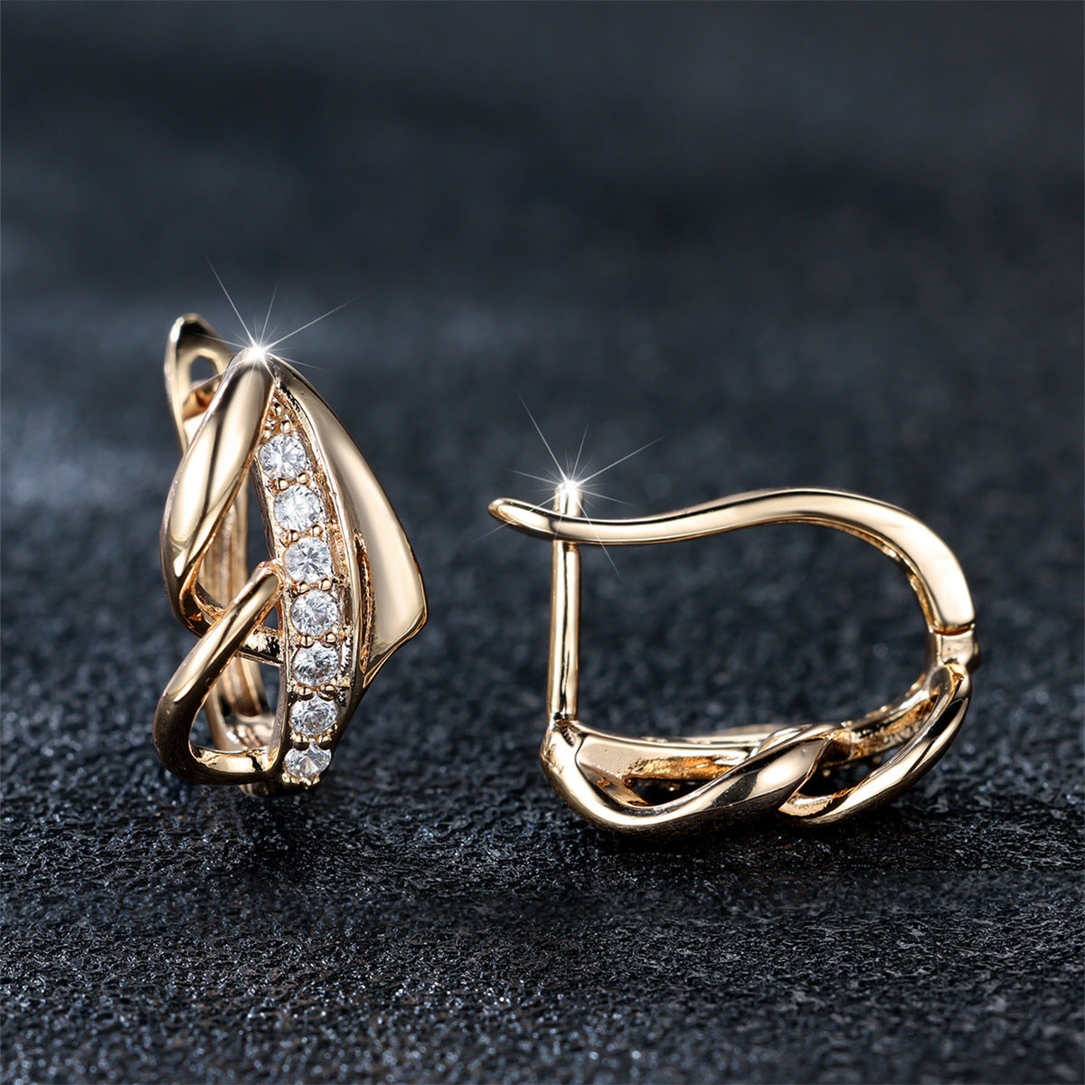 Round Diamond Arrow Ear Clip | No Piercing | Champagne Gold | Korean Minimalist Light Luxury