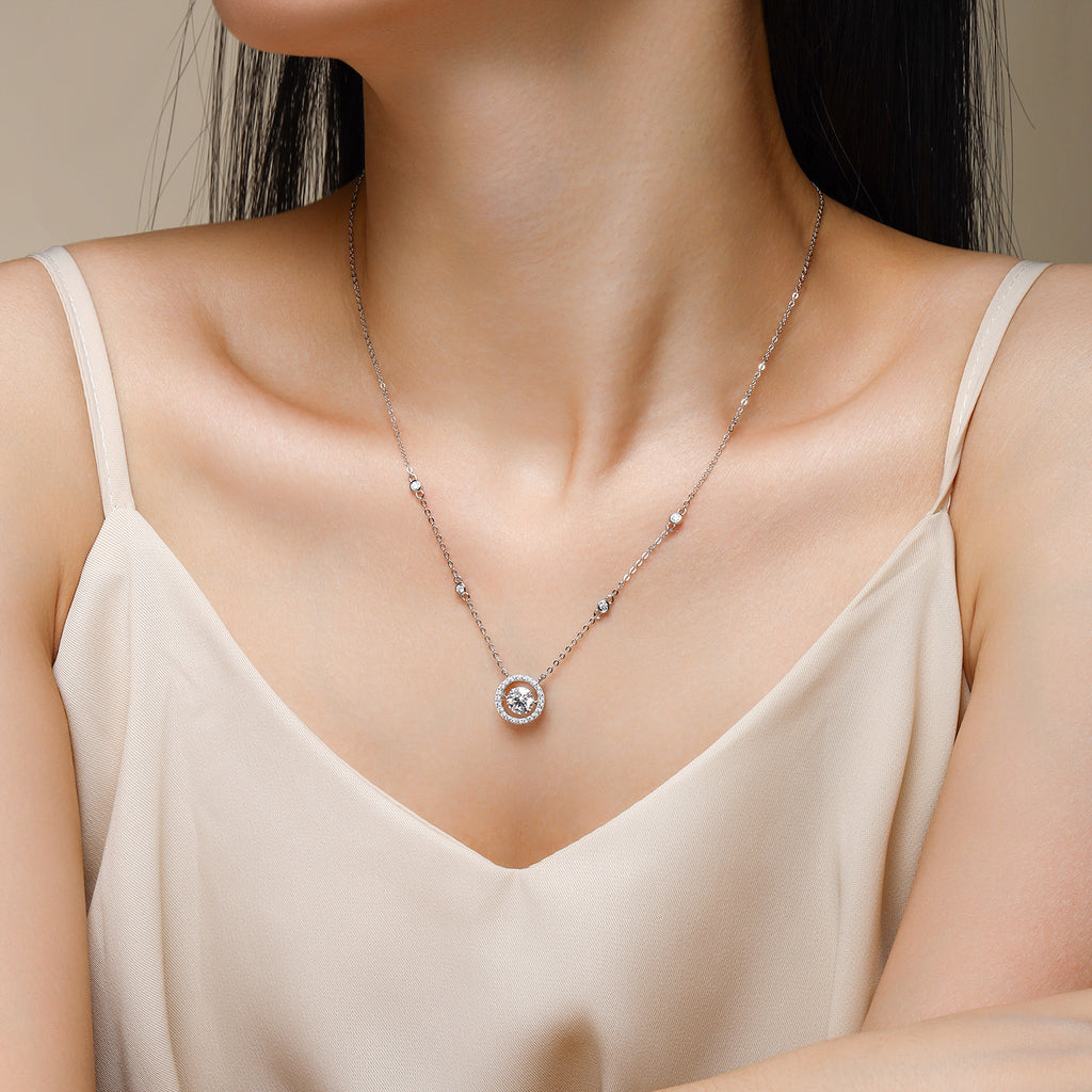 Mobius - A Fashionable And Luxurious Diamond Jewelry, With 1-carat Moissanite Pendant