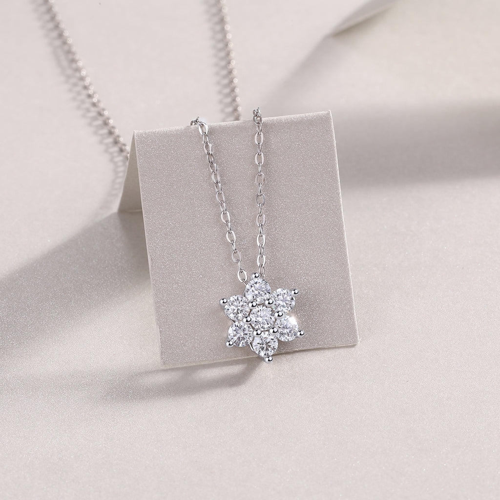 Snowflakes Fluttering - A Fashionable And Luxurious Diamond Jewelry Pendant