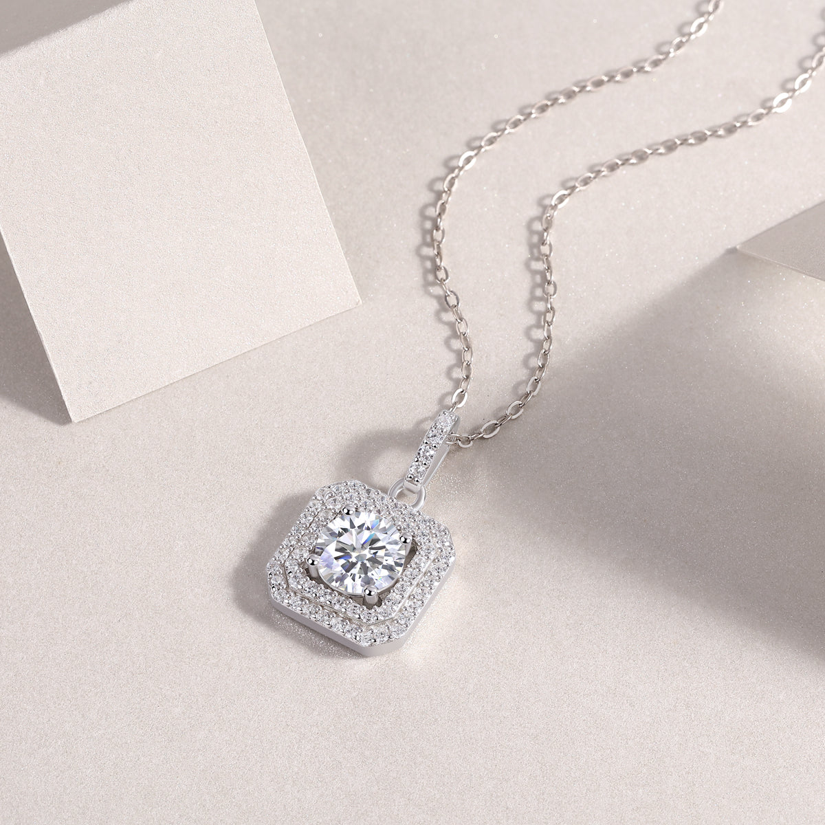 Sugar Diamond - A Fashionable And Luxurious Diamond Jewelry With 1-carat Moissanite Pendant