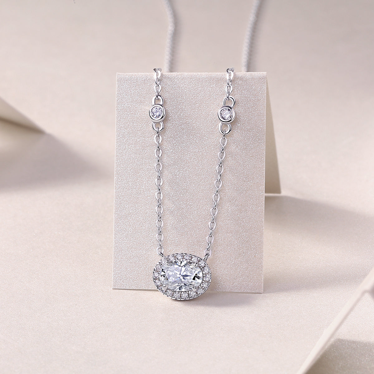 White Summer Night - A Fashionable And Luxurious Diamond Jewelry Pendant Set