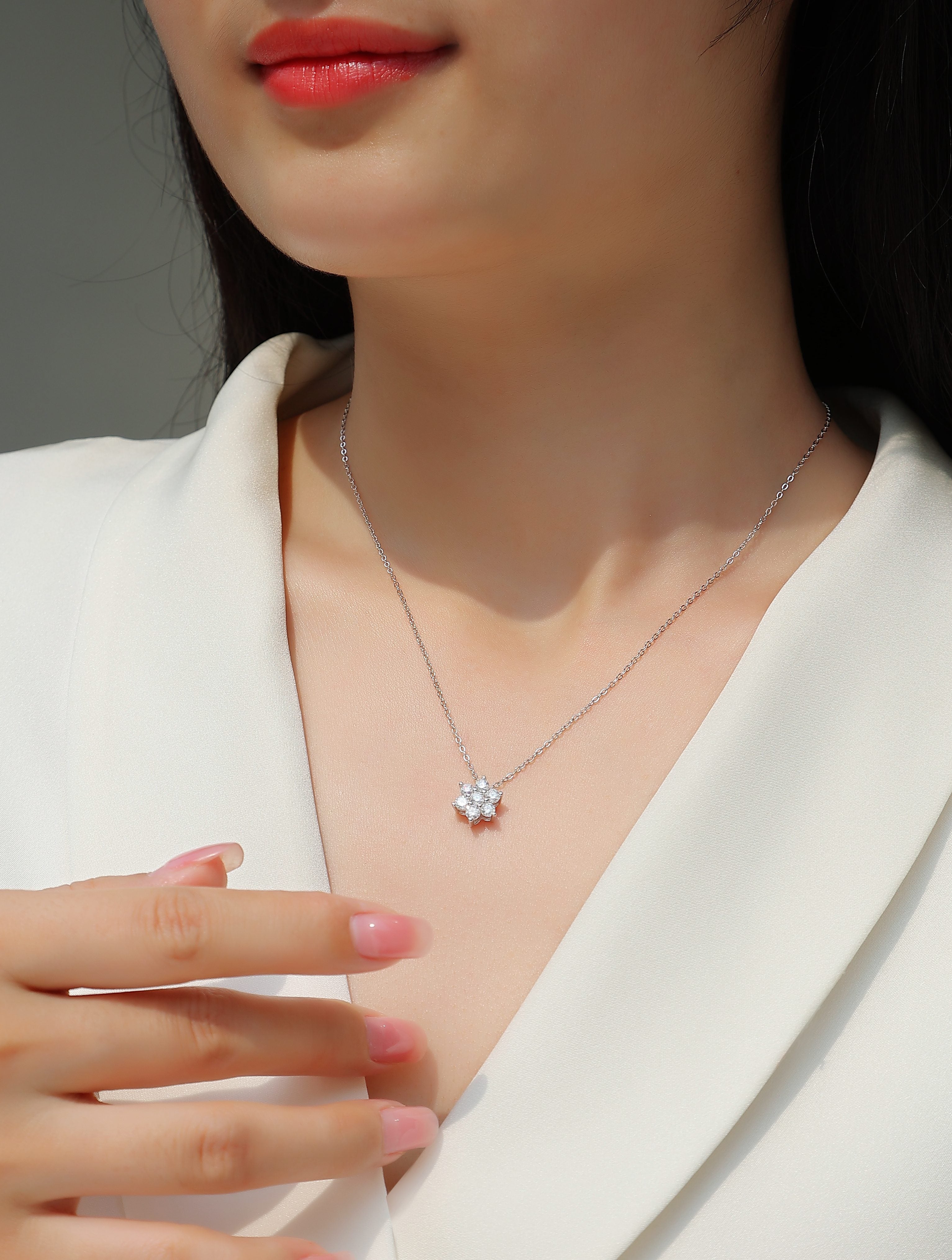 Snowflakes Fluttering - A Fashionable And Luxurious Diamond Jewelry Pendant