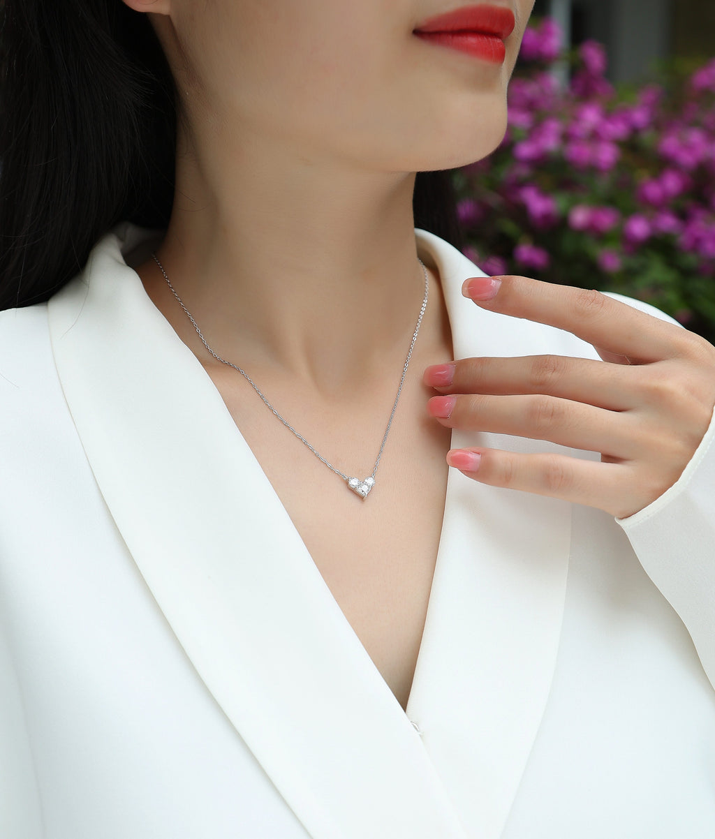 Love In The Present - A Fashionable And Luxurious Diamond Jewelry Pendant Set