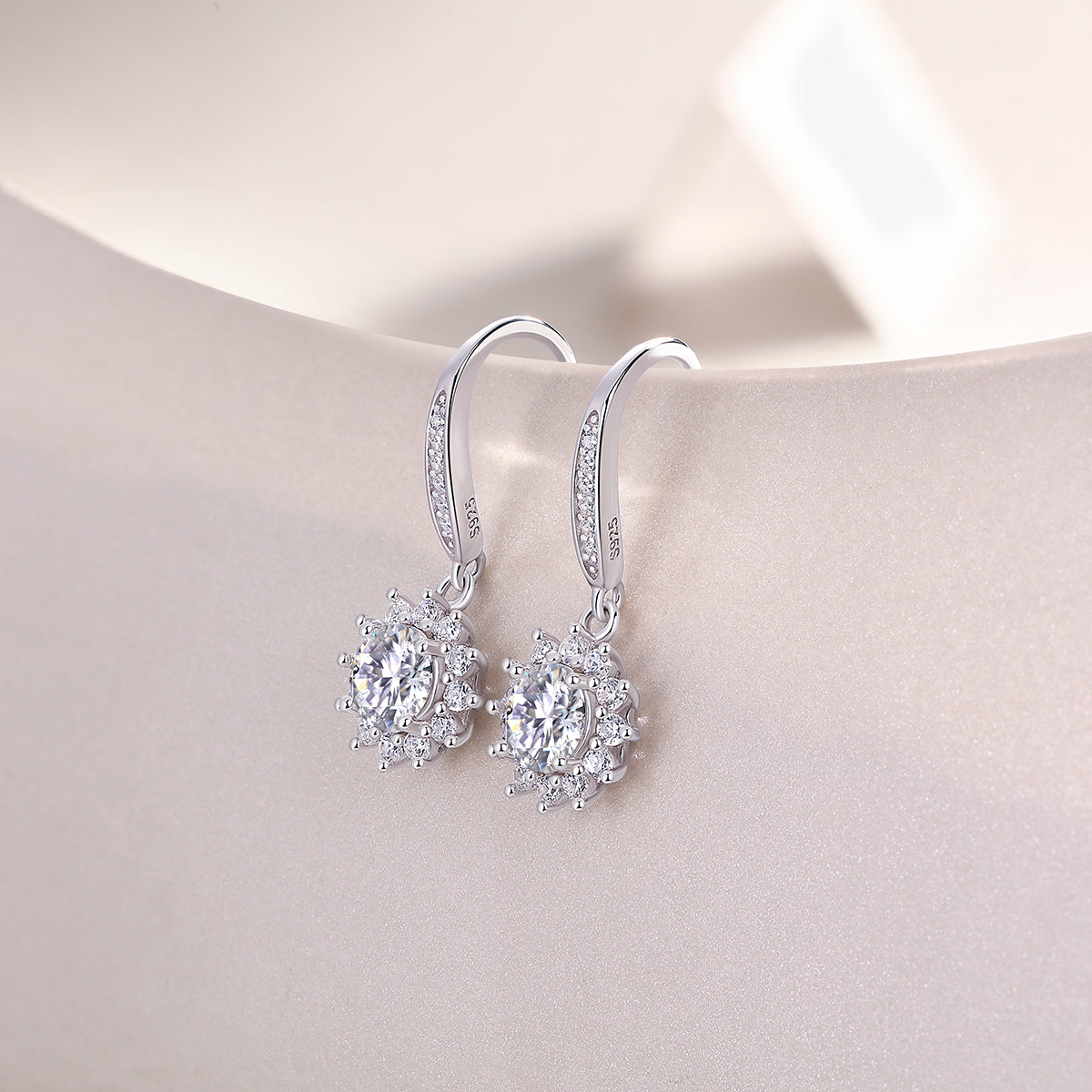 Qingcheng - A Fashionable And Luxurious Diamond Jewelry