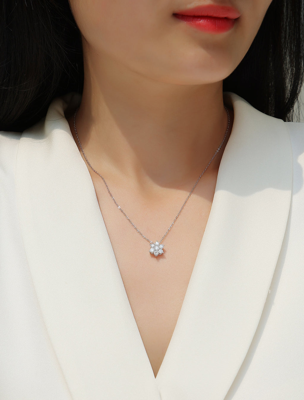 Snowflakes Fluttering - A Fashionable And Luxurious Diamond Jewelry Pendant