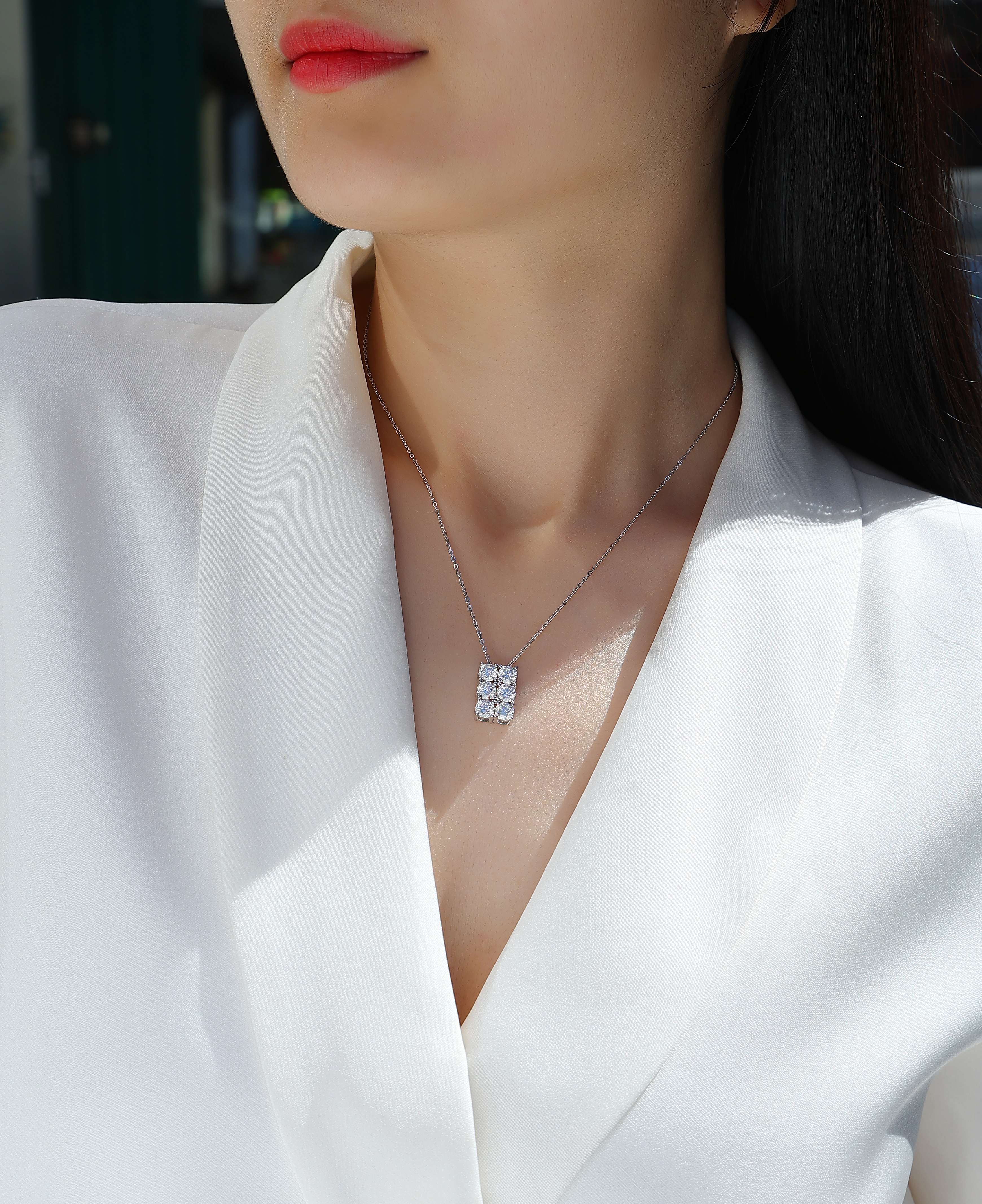 Grand Round -Luxurious Diamond Jewelry Piece