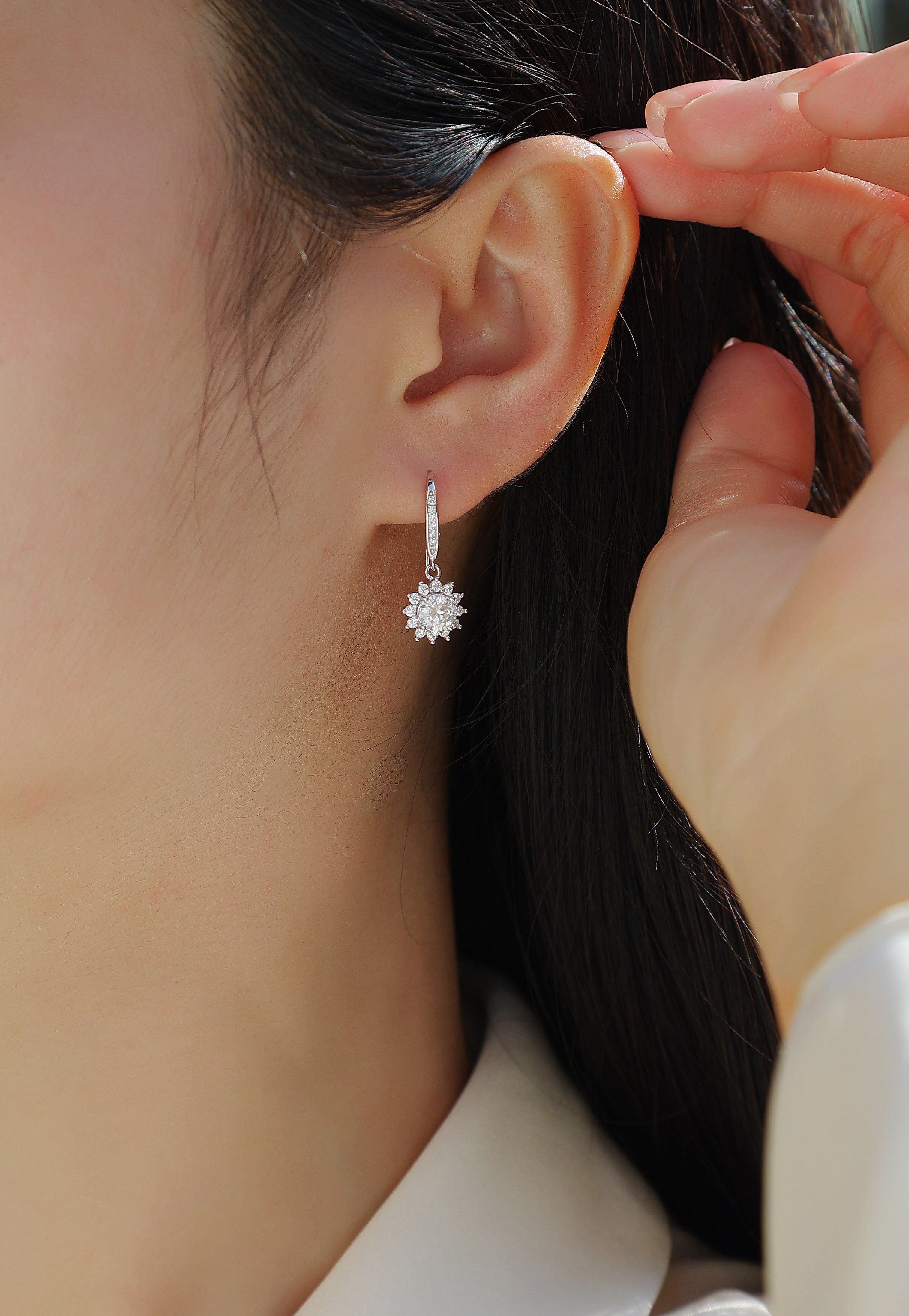 Qingcheng - A Fashionable And Luxurious Diamond Jewelry
