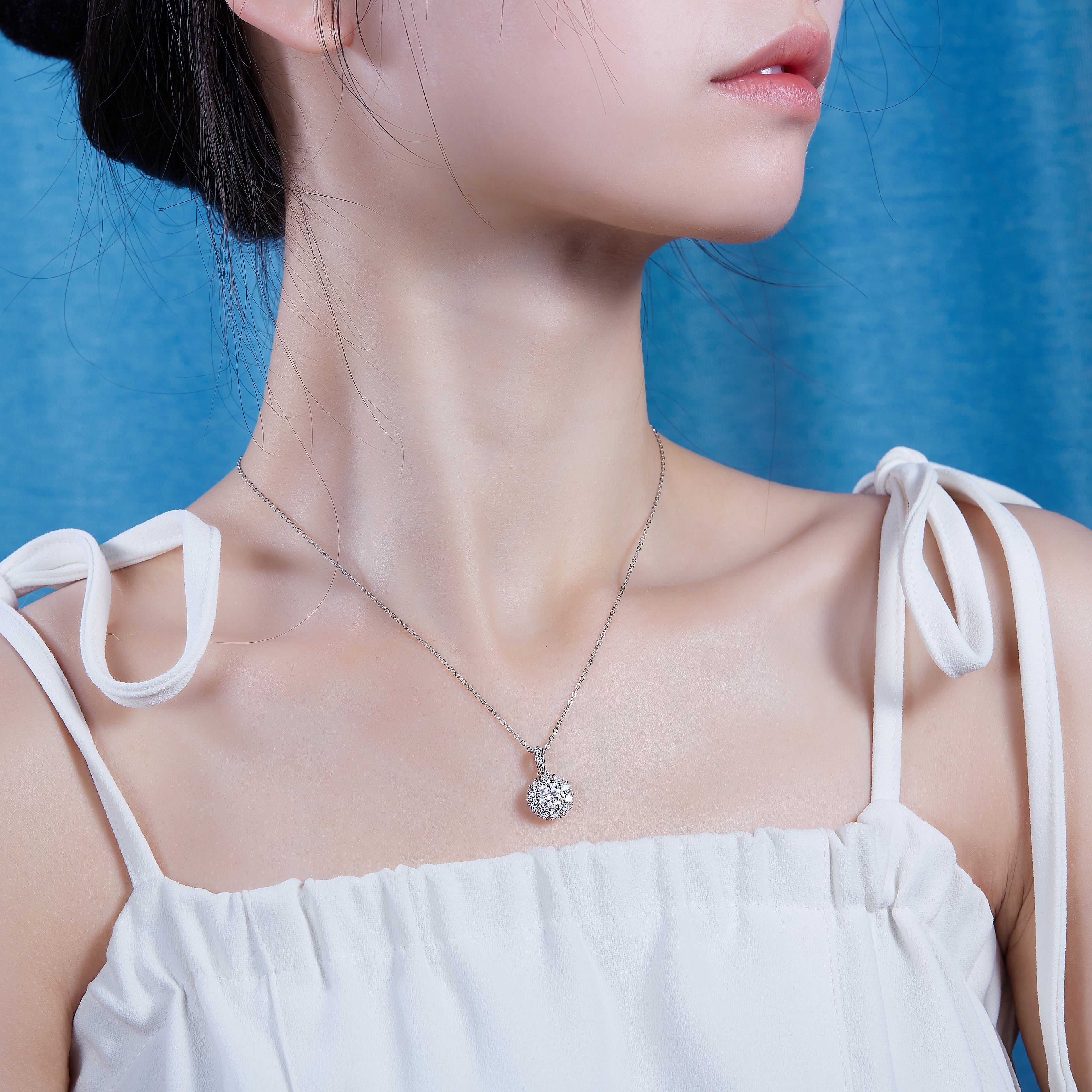 Blossom - A Fashionable And Luxurious Diamond Jewelry Pendant Set With 1-carat Moissan Diamond